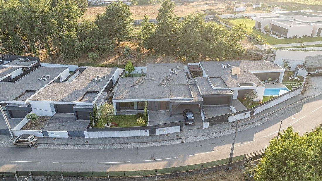 Villa in Campos e Louredo, Braga, Portugal 2 - 18514982