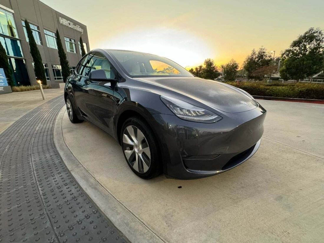 Suv in Newport Beach, CA, United States 5 - 18412271