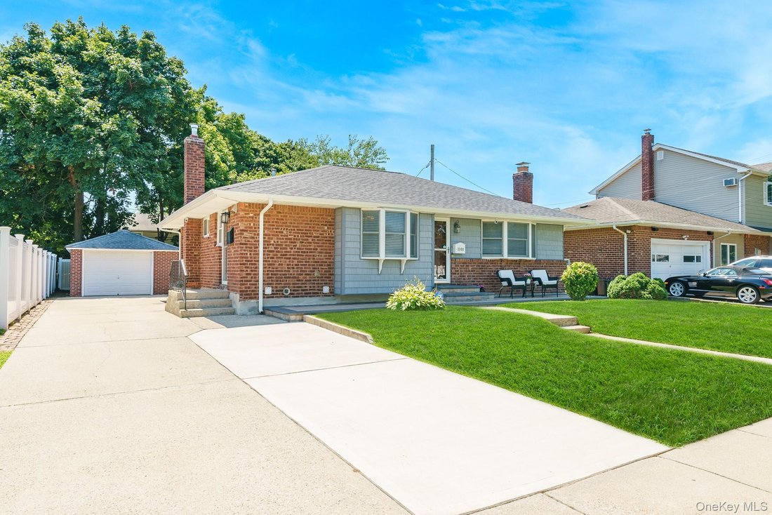 House in Levittown, New York, United States 3 - 18510486