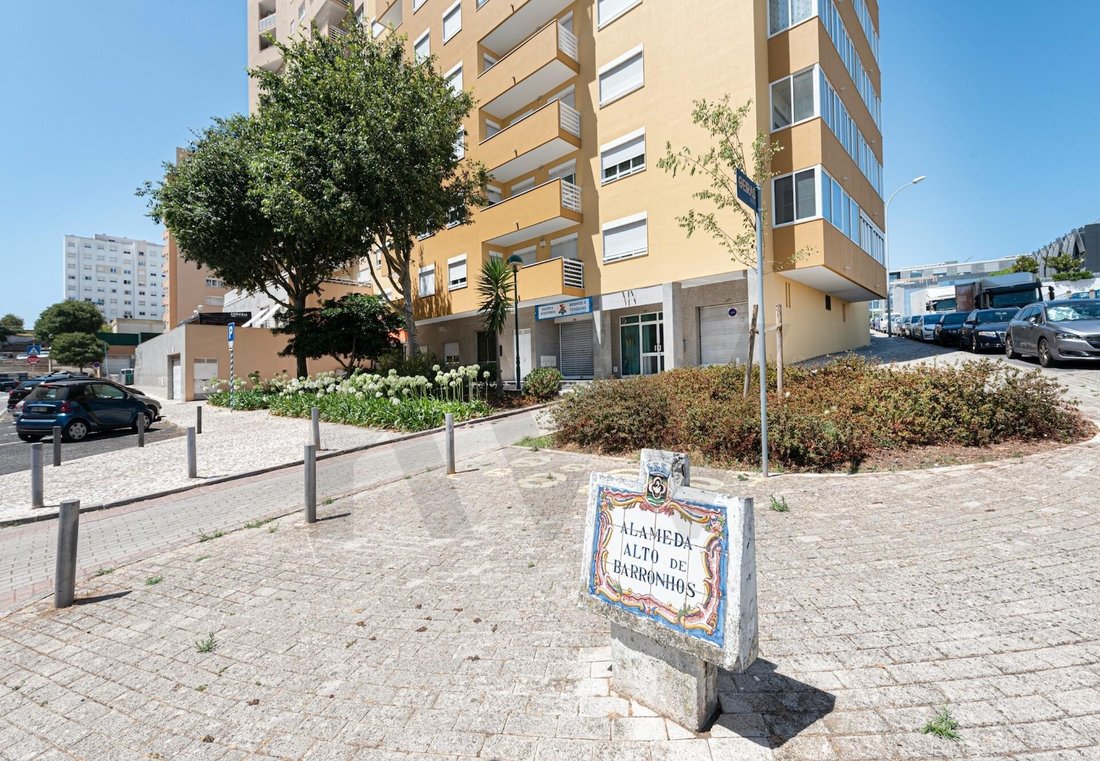 Apartment in Carnaxide e Queijas, Lisbon, Portugal 1 - 18515056