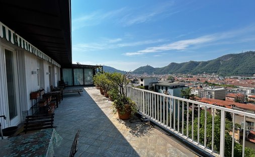 Apartment in Eastern Lake Center, Como, Lombardy 1