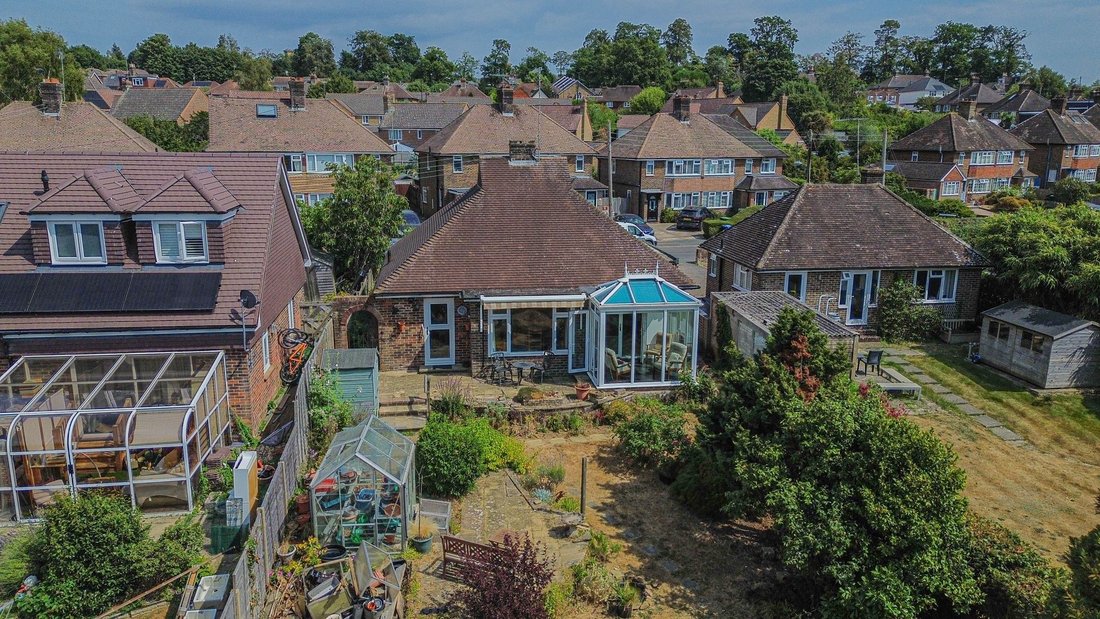 Bungalow in Haywards Heath, England 3 - 18484181