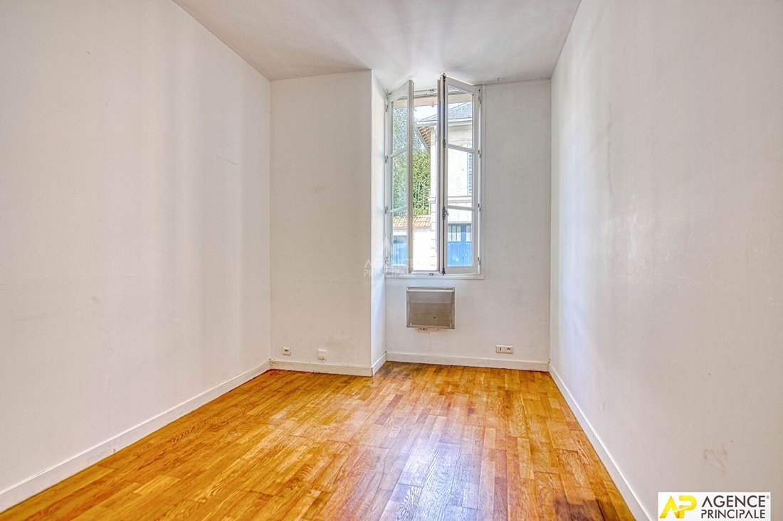 Apartment in Domaine National du Château, Versailles, France 3 - 18511711