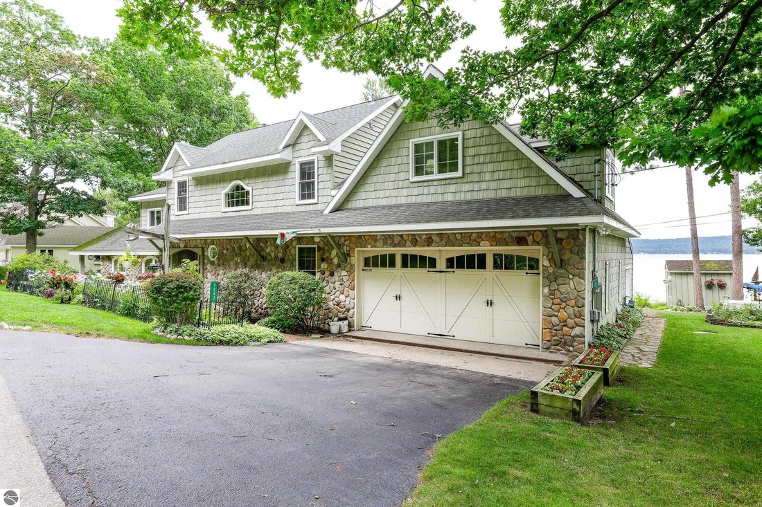 House in Honor, Michigan, United States 5 - 18510485