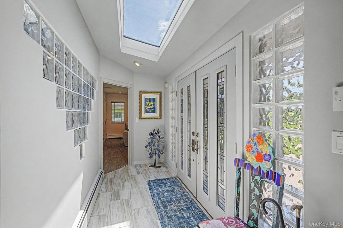 House in Commack, New York, United States 3 - 18514384