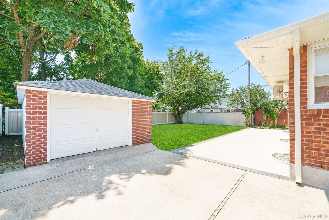 House in Levittown, New York, United States 5 - 18510486