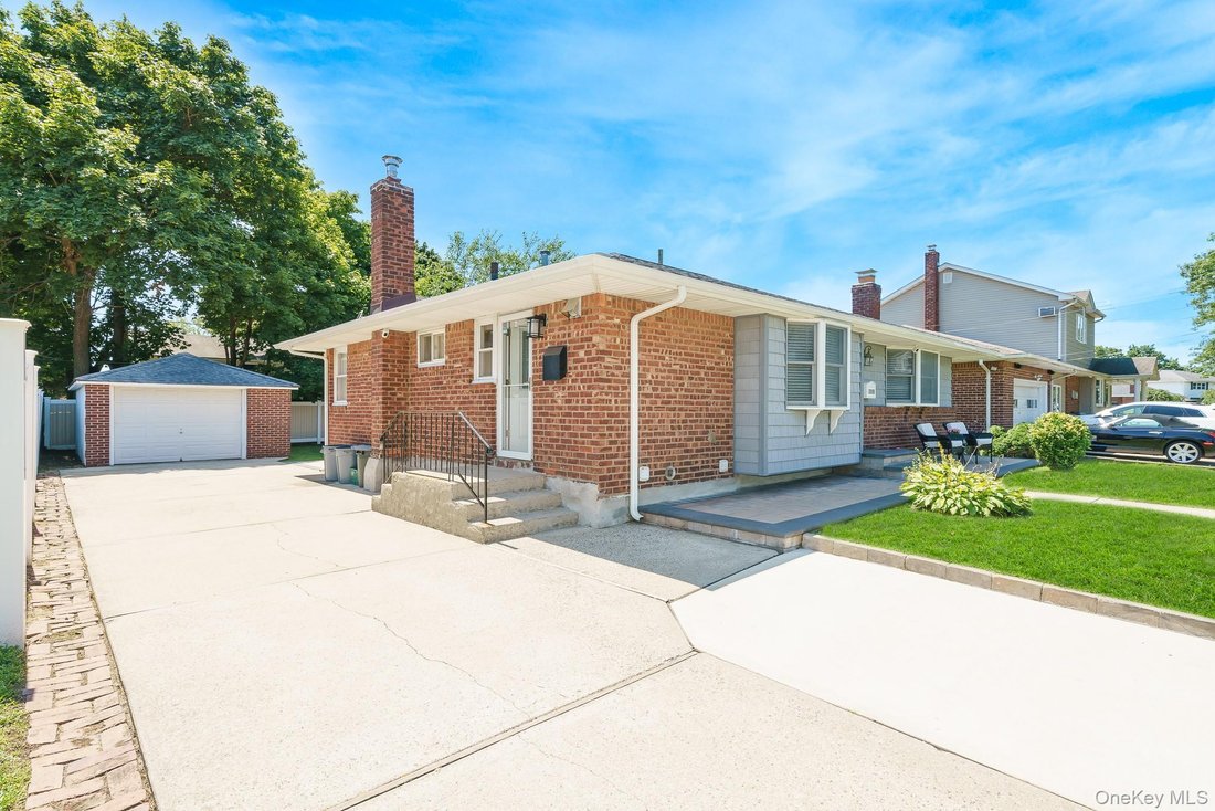 House in Levittown, New York, United States 4 - 18510486