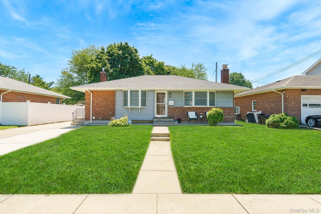 House in Levittown, New York, United States 1 - 18510486