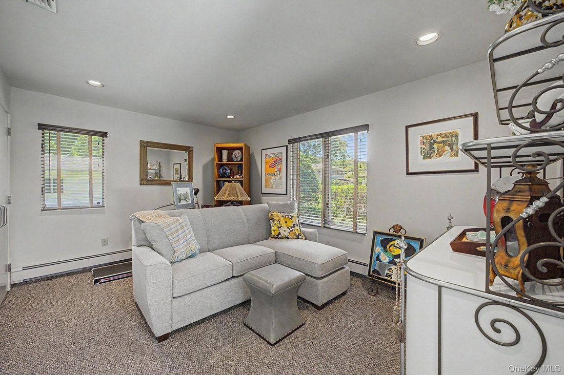 House in Commack, New York, United States 4 - 18514384