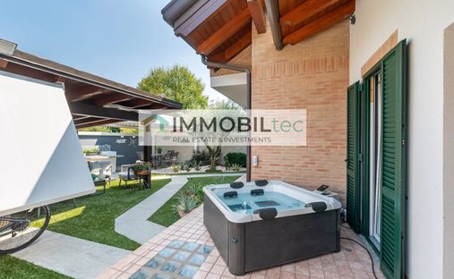 Villa in Misinto, Lombardy, Italy 1