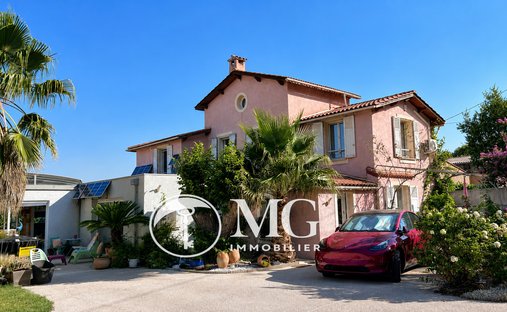 Castle in Les Mees, Provence-Alpes-Côte d'Azur, France 1
