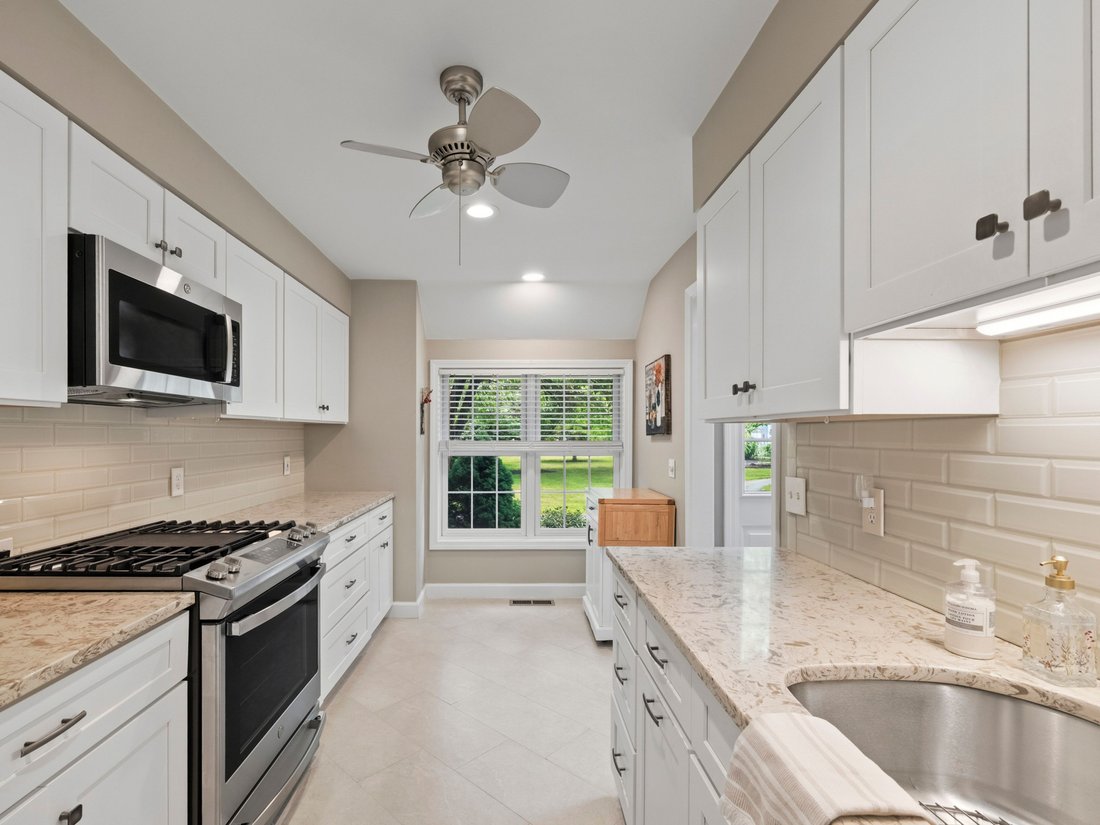 Condo in Acton, Massachusetts, United States 3 - 18516753