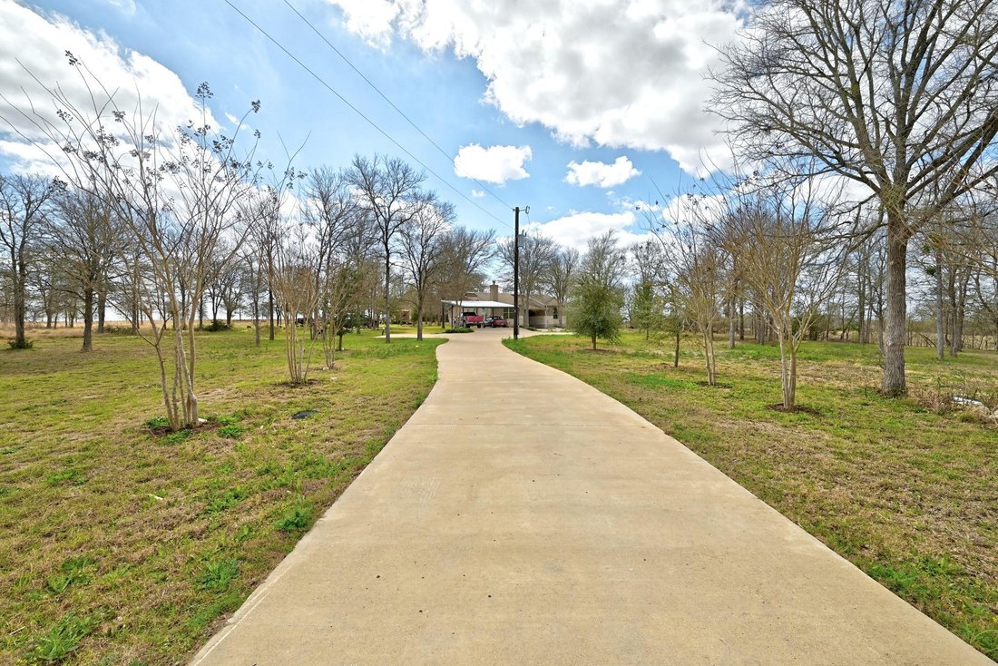 House in McDade, Texas, United States 3 - 18518713