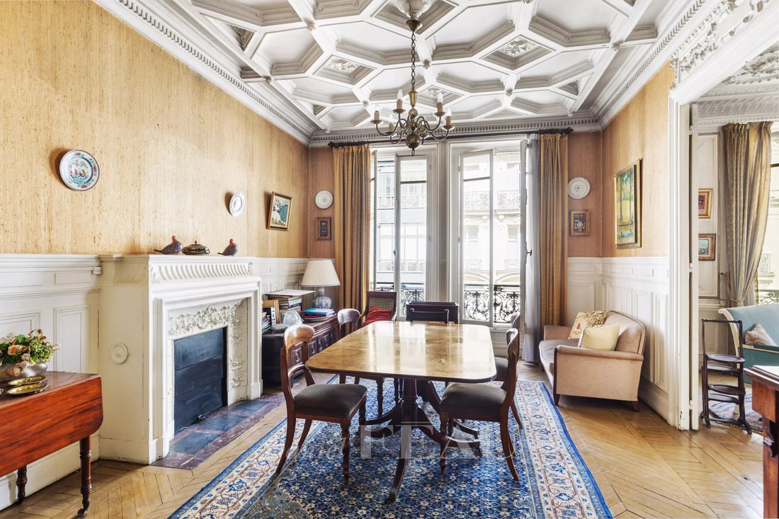 Apartment in Triangle d'Or, Paris 8e Arrondissement, Paris 2 - 18517899