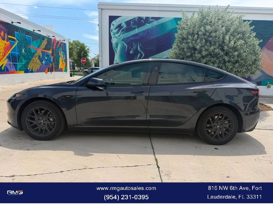 Sedan in Fort Lauderdale, FL, United States 3 - 18519509