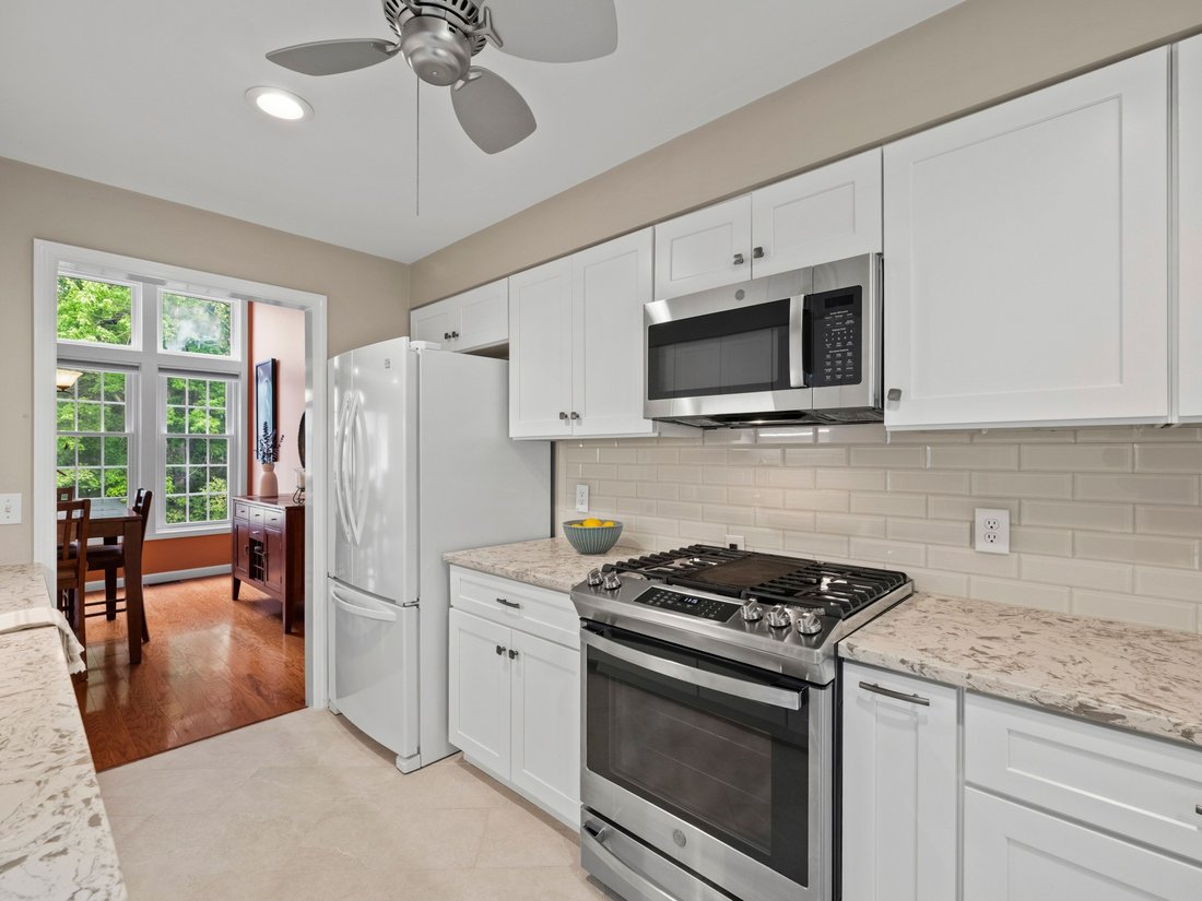 Condo in Acton, Massachusetts, United States 5 - 18516753
