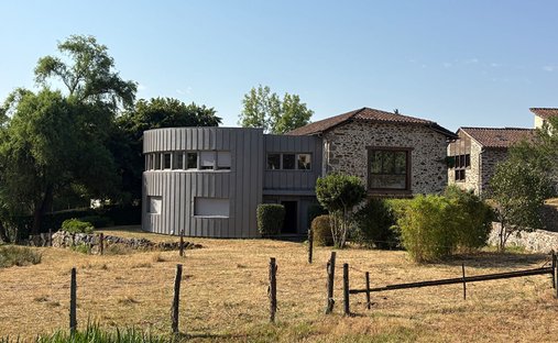 Villa in Saint-Etienne-de-Maurs, Auvergne-Rhone-Alpen, Frankreich 1