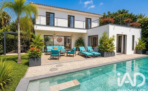 House in Beaucours-La Gorguette-La Morvenede, Sanary-sur-Mer, France 1