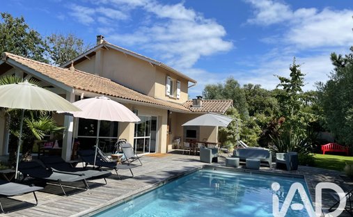 House in Soulac-sur-Mer, Nouvelle-Aquitaine, France 1