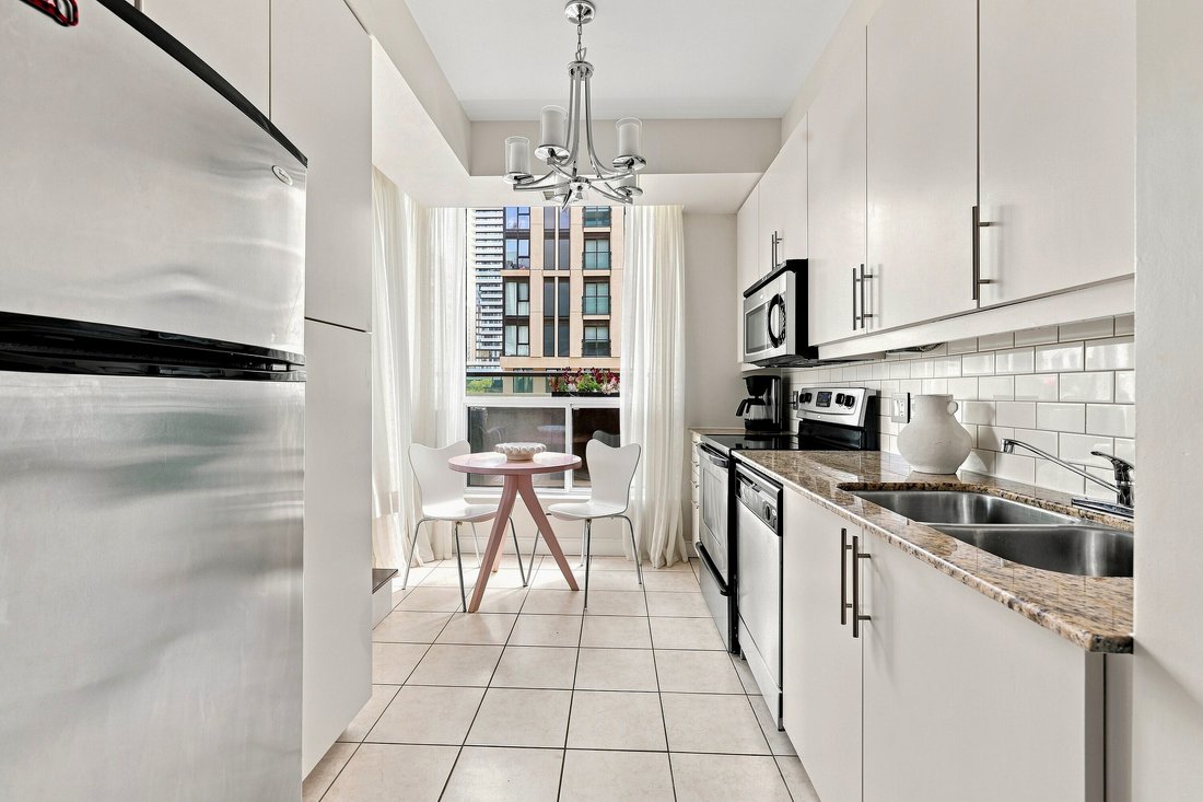 Condo in Toronto, Ontario, Canada 3 - 18522950