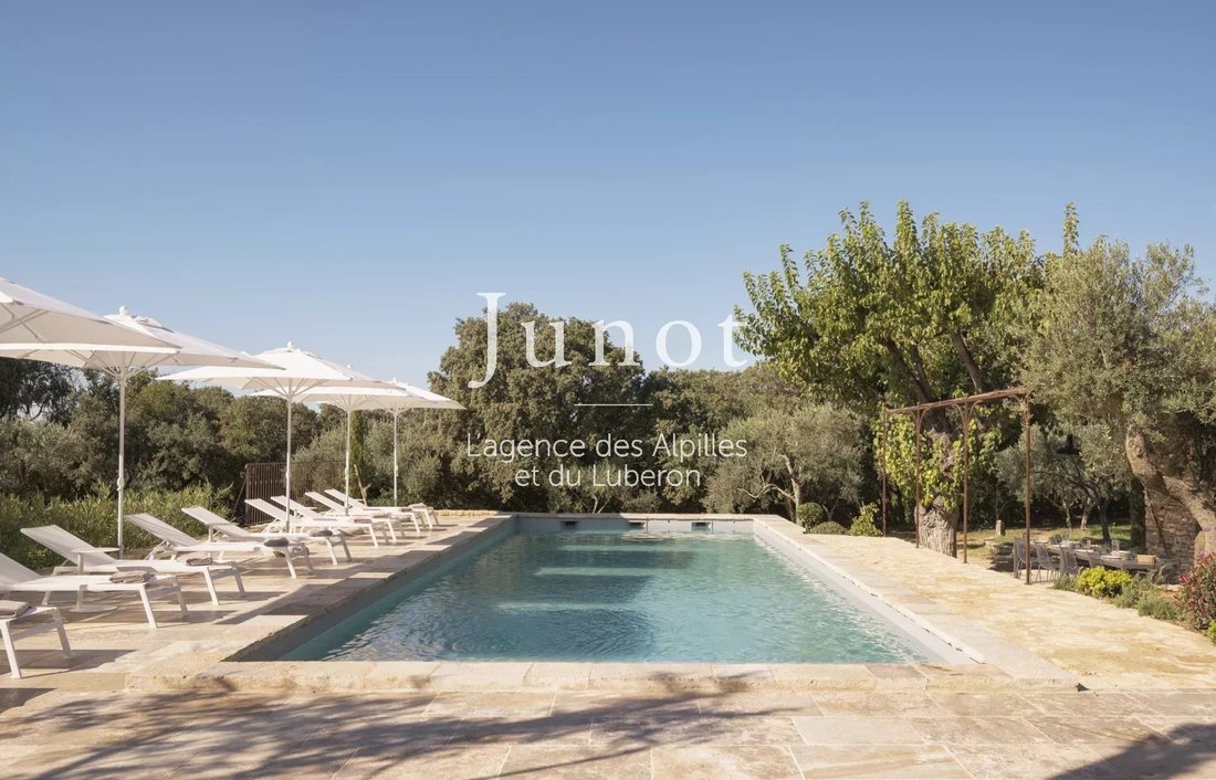 Country House in Gordes, Provence-Alpes-Côte d'Azur, France 2 - 14895712
