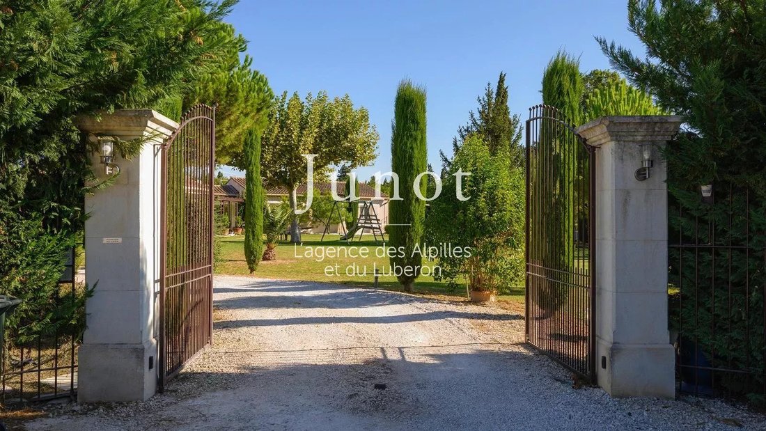 Villa in Graveson, Provence-Alpes-Côte d'Azur, France 1 - 15365807