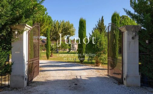 Villa in Graveson, Provence-Alpes-Côte d'Azur, France 1