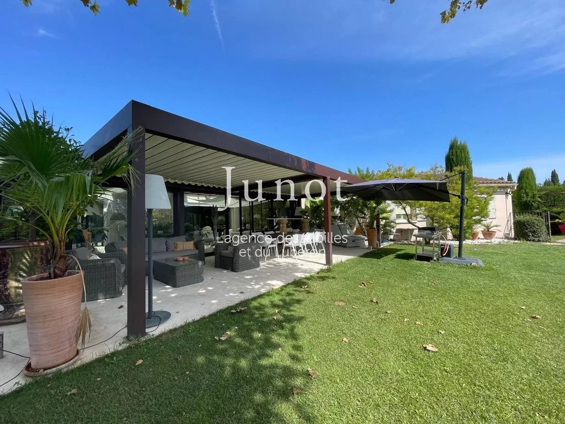 Villa in Graveson, Provence-Alpes-Côte d'Azur, France 4 - 15365807