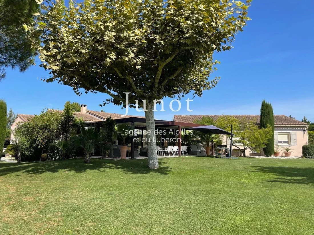 Villa in Graveson, Provence-Alpes-Côte d'Azur, France 3 - 15365807