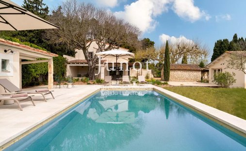 Country House in Paradou, Provence-Alpes-Côte d'Azur, France 1