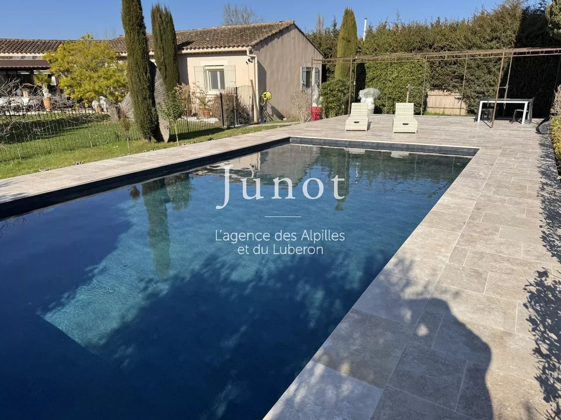 Villa in Graveson, Provence-Alpes-Côte d'Azur, France 2 - 15365807