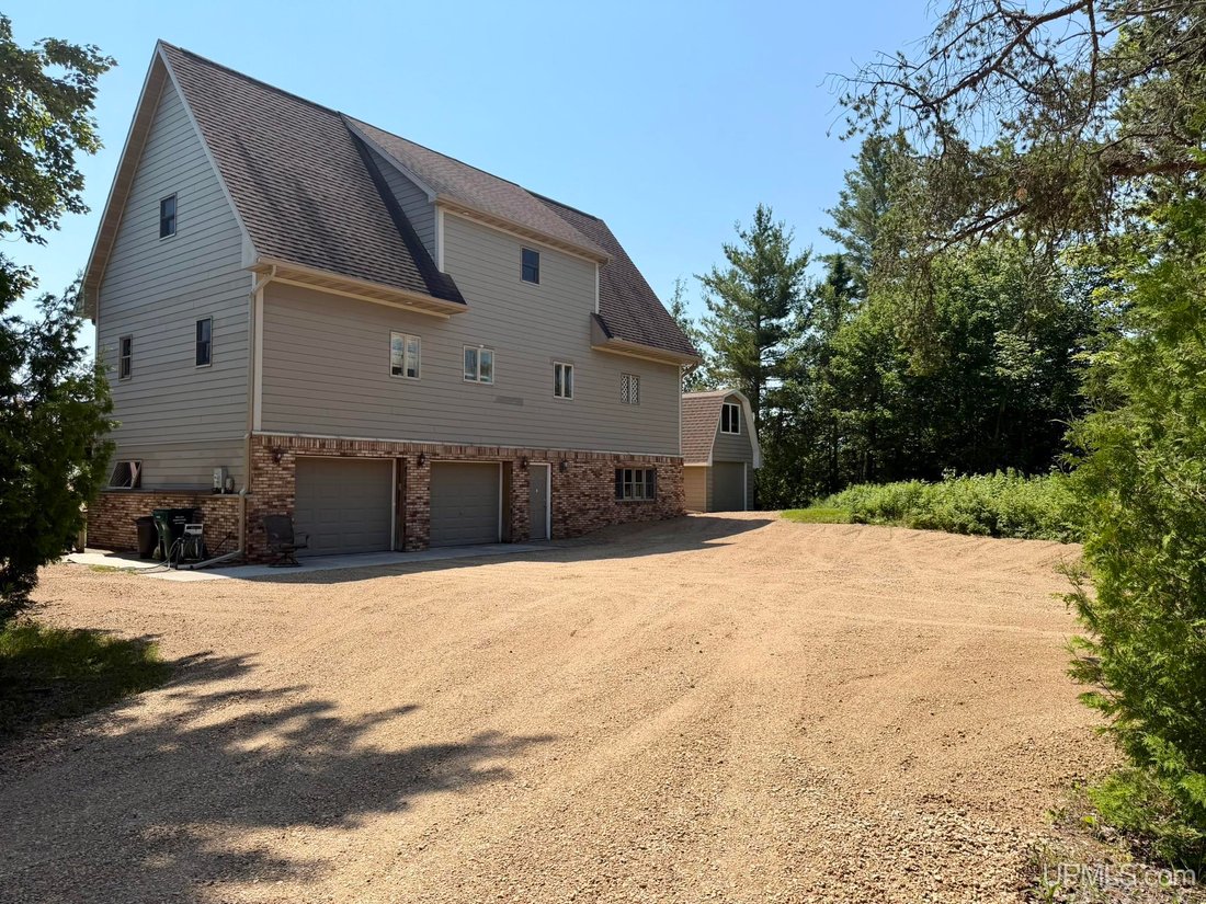 House in Manistique, Michigan, United States 1 - 18524606