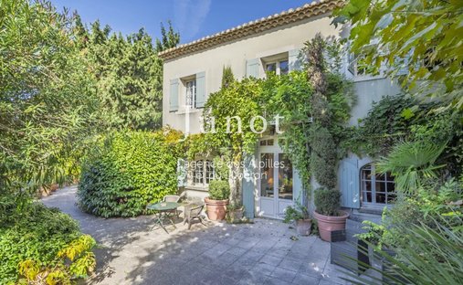 Country House in Saint-Rémy-de-Provence, Provence-Alpes-Côte d'Azur, France 1