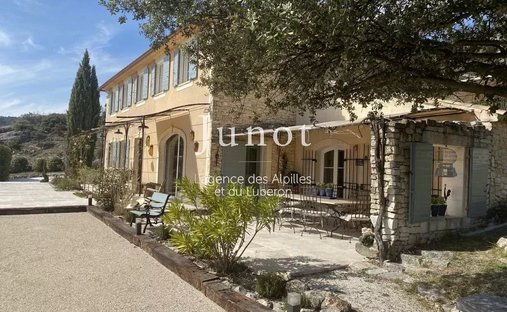 Country House in Gordes, Provence-Alpes-Côte d'Azur, France 1