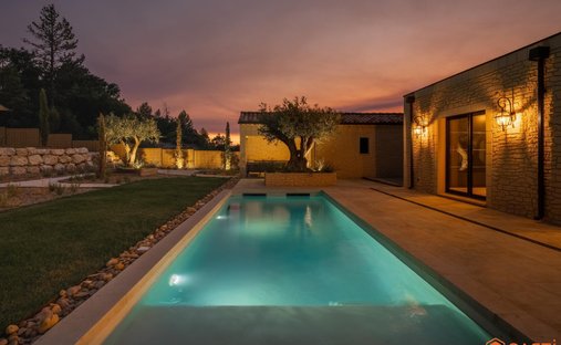 House in Saint-Saturnin-lès-Apt, Provence-Alpes-Côte d'Azur, France 1