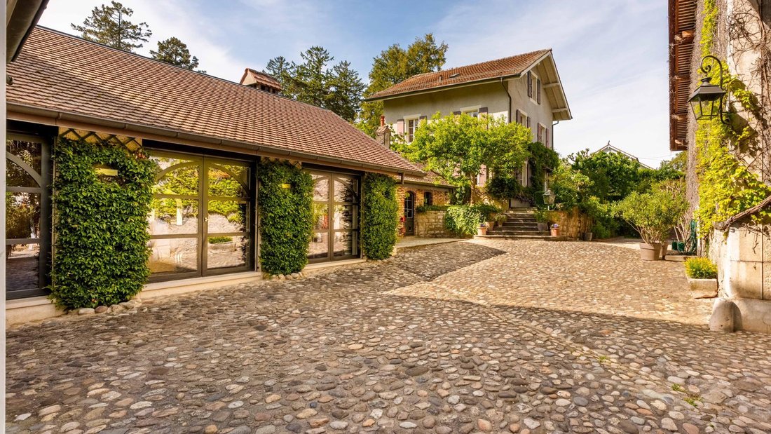 Estate in Commugny, Vaud, Switzerland 1 - 18525875