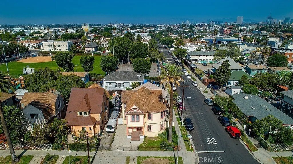 Los Angeles, California, United States 3 - 18525469