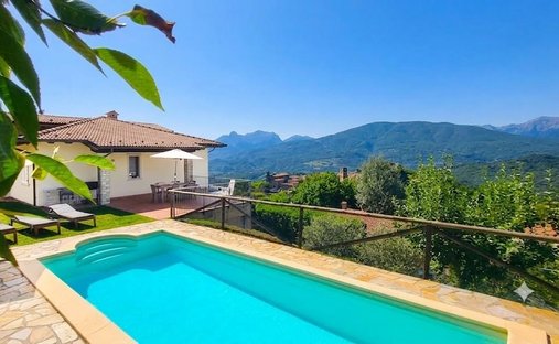 Villa in Castiglione di Garfagnana, Tuscany, Italy 1