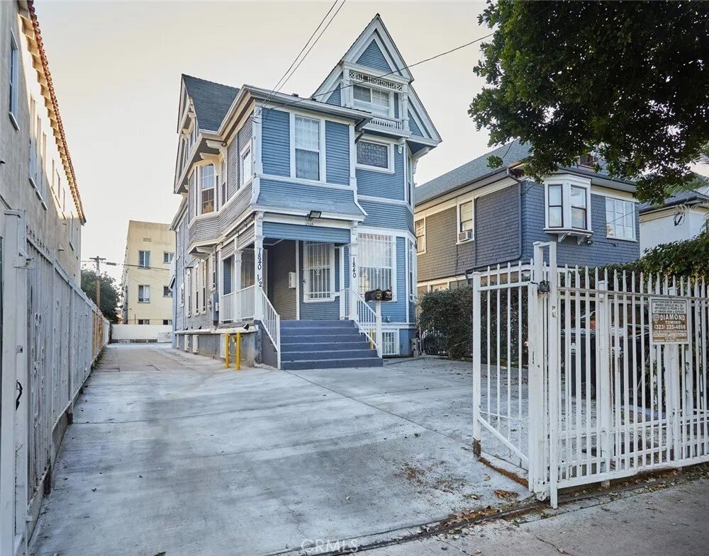 Los Angeles, California, United States 2 - 18525473