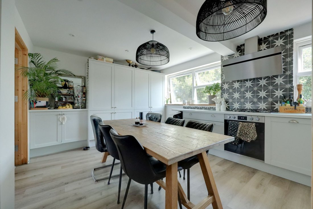 House in Burgess Hill, England 4 - 18526471