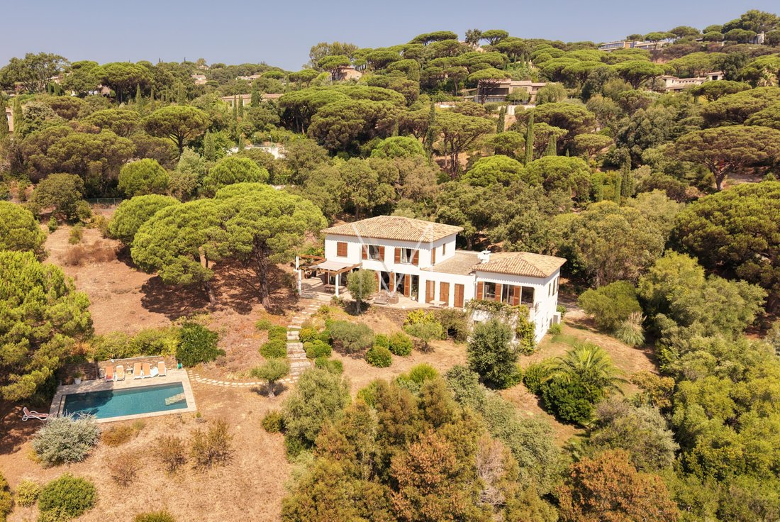 Estate in La Croix-Valmer, Provence-Alpes-Côte d'Azur, France 1 - 18330491
