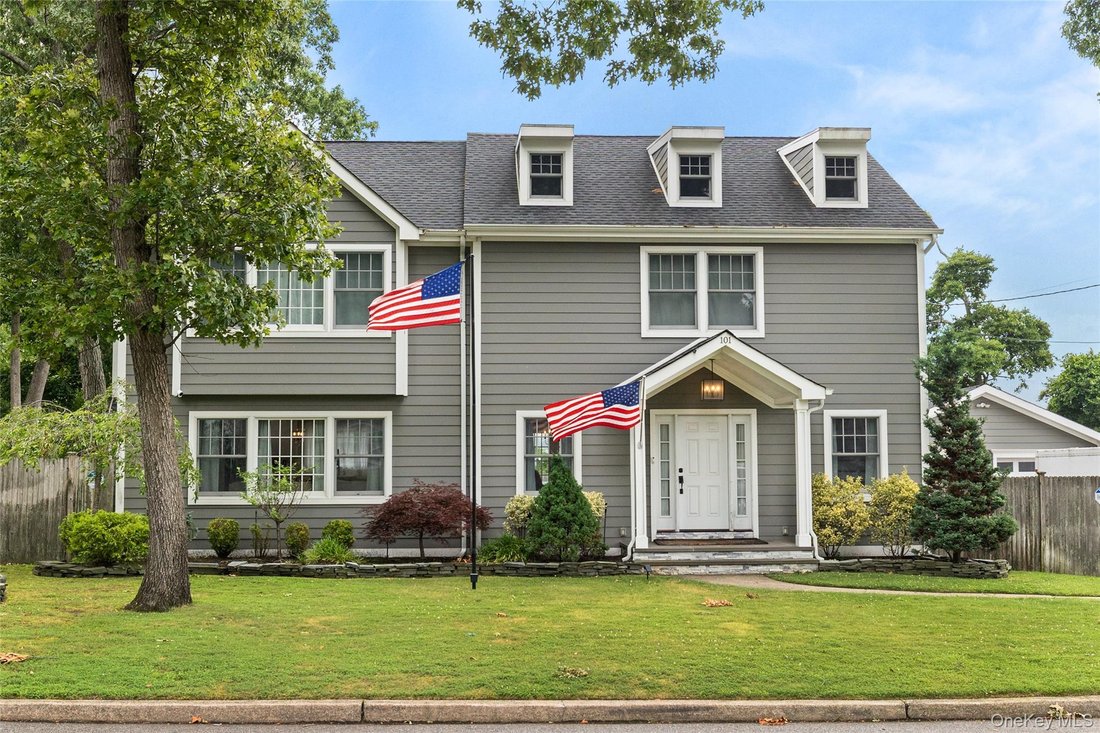 House in Babylon, New York, United States 1 - 18529542
