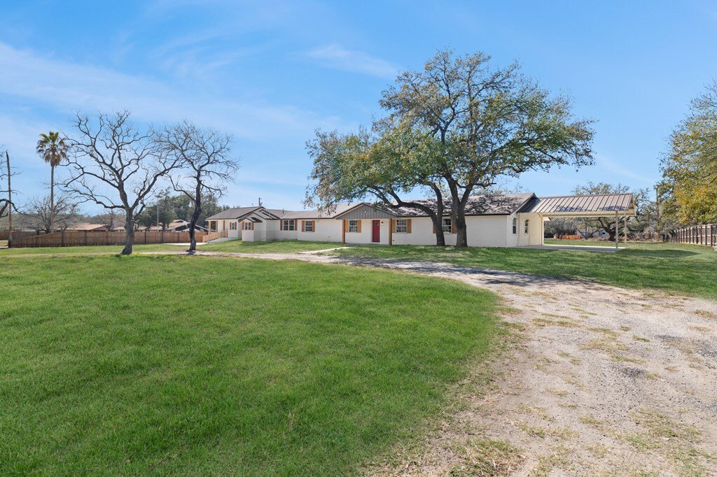 House in Pleasanton, Texas, United States 3 - 18528223