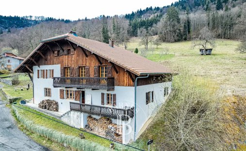 Land in Magland, Auvergne-Rhone-Alpen, Frankreich 1
