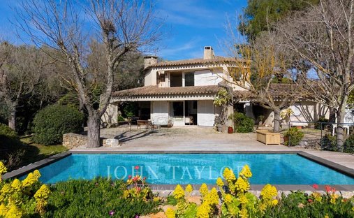 Villa in Beaucours-La Gorguette-La Morvenede, Sanary-sur-Mer, France 1