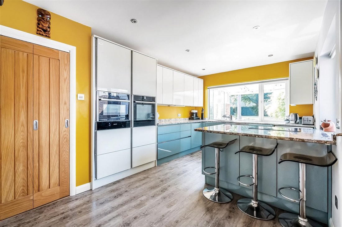 House in Surrey, England 3 - 18525999