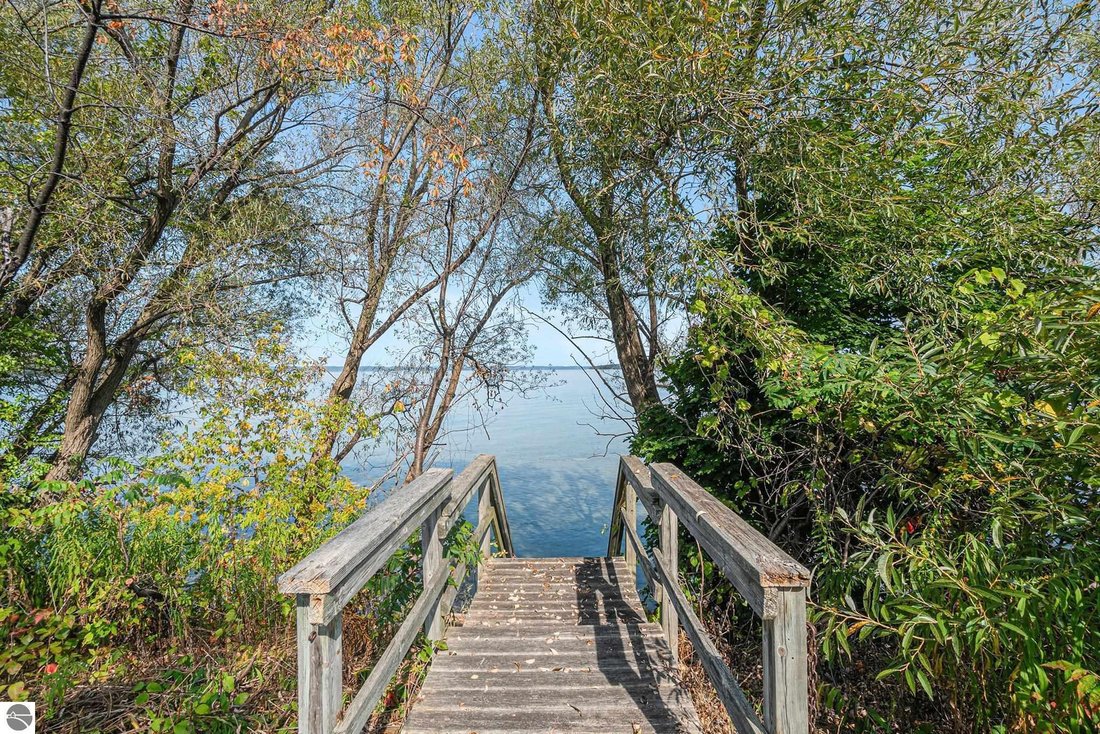 Land in Traverse City, Michigan, United States 5 - 18527380