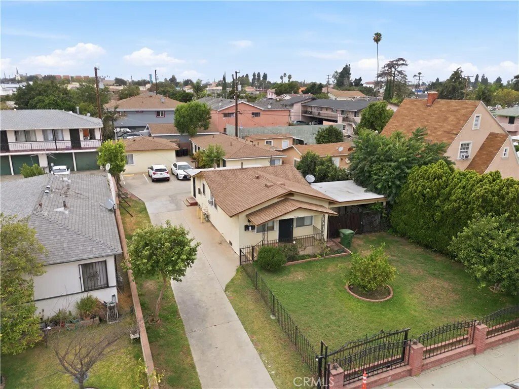 Maywood, California, United States 1 - 18529173