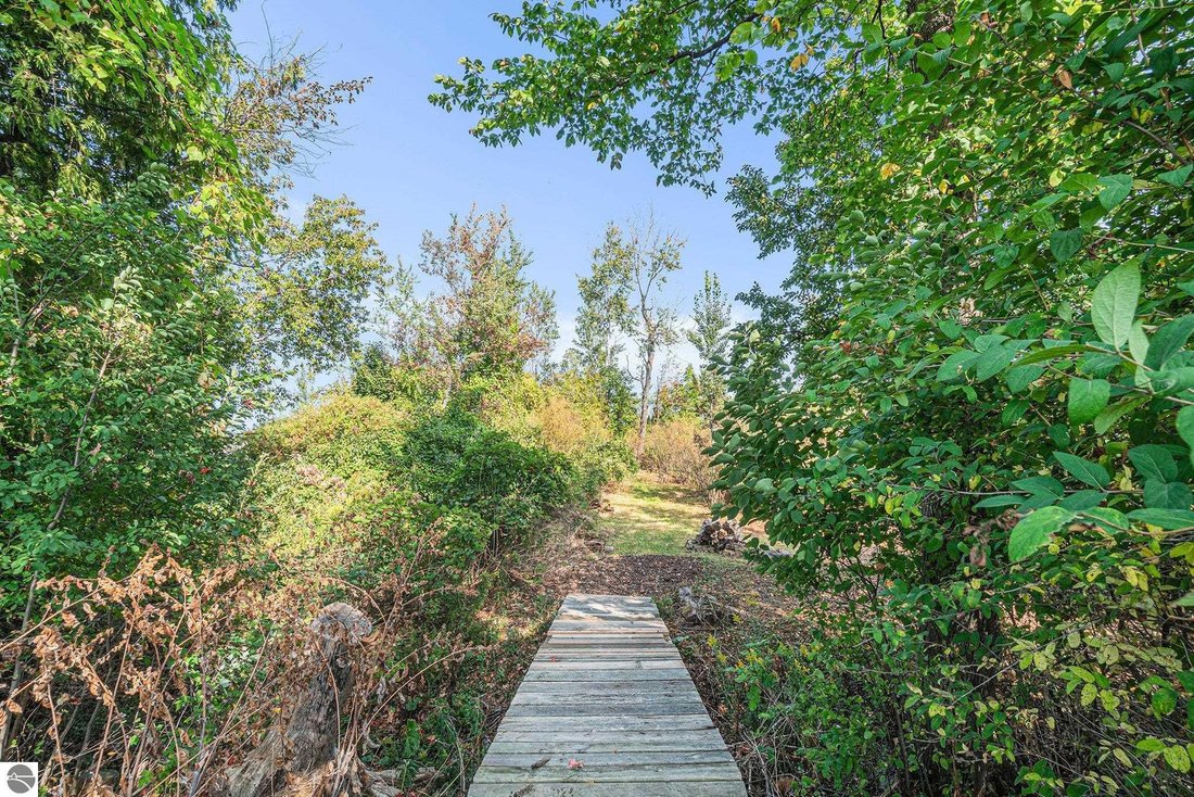 Land in Traverse City, Michigan, United States 3 - 18527380