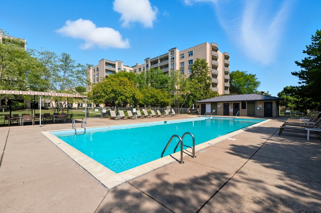 Condo in Lincolnwood, Illinois, United States 4 - 18529012